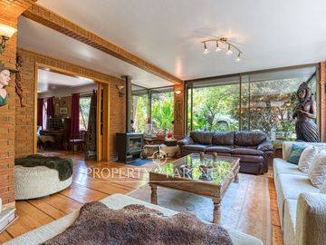 Casa 7 dormitorios en 1300 m2 de terreno, gran quincho y piscina Avenida Central/Las Nalcas Norte, Lo Cañas