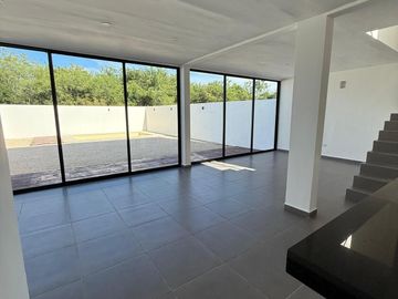 Venta de casa con recámara en planta baja en Praderas del Mayab