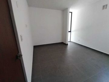 Venta de casa con recámara en planta baja en Praderas del Mayab