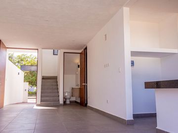 Venta de casa con recámara en planta baja en Praderas del Mayab