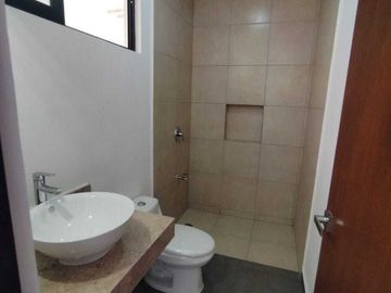 Venta de casa con recámara en planta baja en Praderas del Mayab