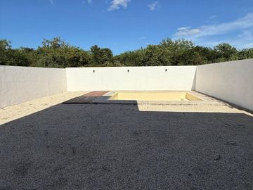 Venta de casa con recámara en planta baja en Praderas del Mayab
