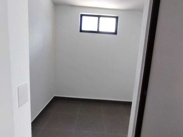Venta de casa con recámara en planta baja en Praderas del Mayab