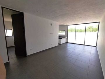 Venta de casa con recámara en planta baja en Praderas del Mayab