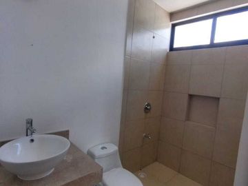 Venta de casa con recámara en planta baja en Praderas del Mayab