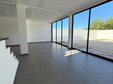 Venta de casa con recámara en planta baja en Praderas del Mayab
