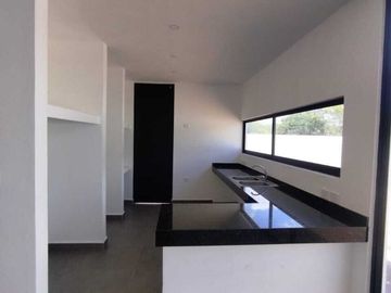 Venta de casa con recámara en planta baja en Praderas del Mayab