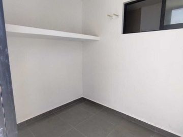 Venta de casa con recámara en planta baja en Praderas del Mayab