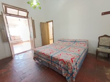 CASA CON UN GRAN TERRENO A PASOS DEL CENTRO PARA REMODELAR