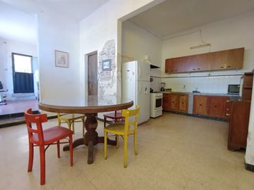 CASA CON UN GRAN TERRENO A PASOS DEL CENTRO PARA REMODELAR