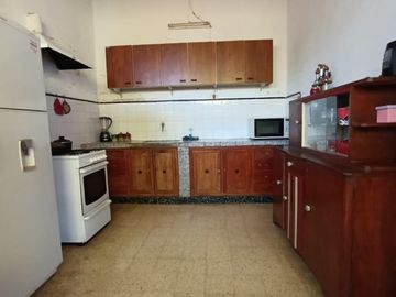 CASA CON UN GRAN TERRENO A PASOS DEL CENTRO PARA REMODELAR