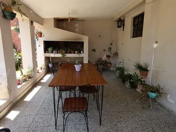 CASA CON UN GRAN TERRENO A PASOS DEL CENTRO PARA REMODELAR