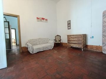 CASA CON UN GRAN TERRENO A PASOS DEL CENTRO PARA REMODELAR