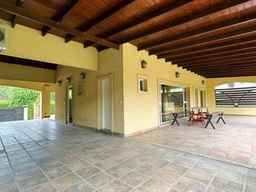 Casa en venta - 4 Dormitorios 2 Baños - 350Mts2 - Ezeiza