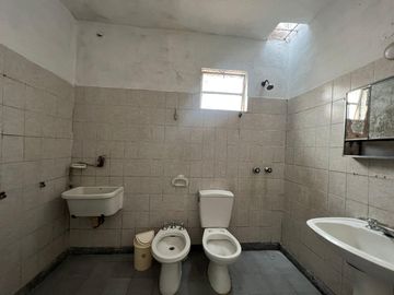 Amplia propiedad ph departamentos a la venta en Villa Dominico