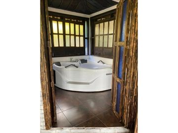 CHALET EN CONJUNTO CERRADO EN LA TEBAIDA CON PERMISO DE TURISMO