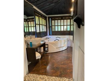 CHALET EN CONJUNTO CERRADO EN LA TEBAIDA CON PERMISO DE TURISMO