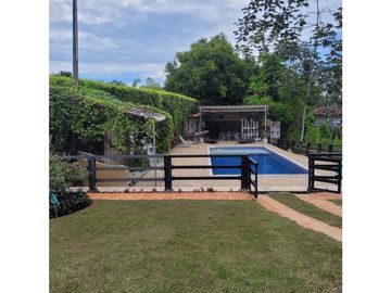 CHALET EN CONJUNTO CERRADO EN LA TEBAIDA CON PERMISO DE TURISMO