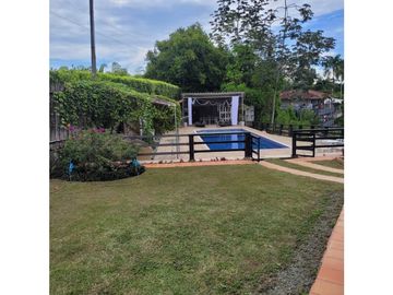 CHALET EN CONJUNTO CERRADO EN LA TEBAIDA CON PERMISO DE TURISMO