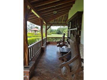 FINCA CHALET A EN MONTENEGRO 5 CUADRAS