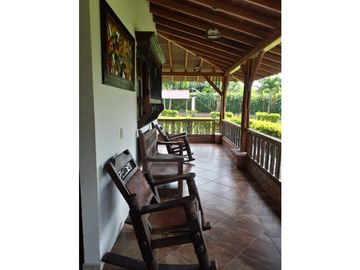 FINCA CHALET A EN MONTENEGRO 5 CUADRAS