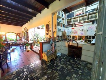 Casa con 2 lotes en Los Angeles Betania # 2155 cvd