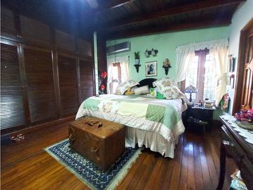 Casa con 2 lotes en Los Angeles Betania # 2155 cvd