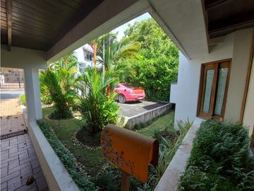 Casa con 2 lotes en Los Angeles Betania # 2155 cvd