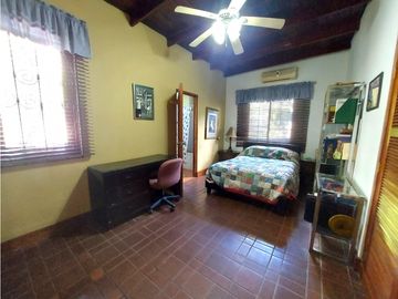 Casa con 2 lotes en Los Angeles Betania # 2155 cvd
