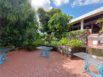 Casa con 2 lotes en Los Angeles Betania # 2155 cvd