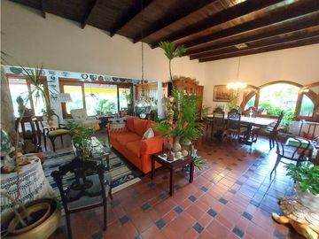 Casa con 2 lotes en Los Angeles Betania # 2155 cvd