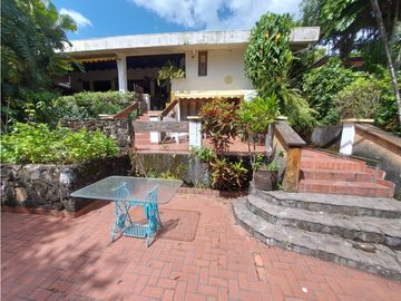 Casa con 2 lotes en Los Angeles Betania # 2155 cvd