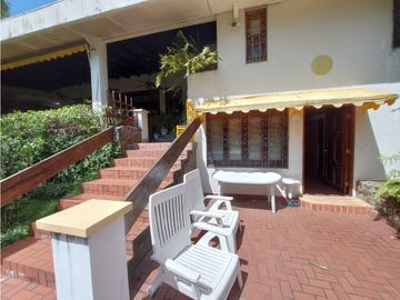 Casa con 2 lotes en Los Angeles Betania # 2155 cvd