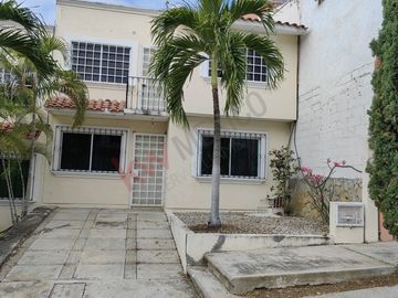 Casa en venta en Fracc Monte Real con recámara en planta baja