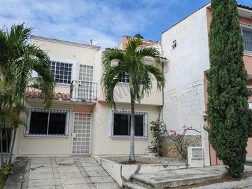 Casa en venta en Fracc Monte Real con recámara en planta baja