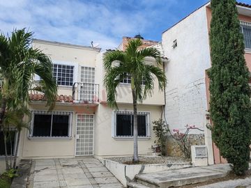 Casa en venta en Fracc Monte Real con recámara en planta baja