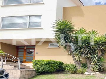 Casa en Venta Cumbayá, 252m2, 3 dormitorios dentro de Conjunto Privado