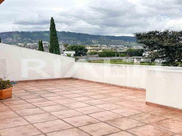 Casa en Venta Cumbayá, 252m2, 3 dormitorios dentro de Conjunto Privado