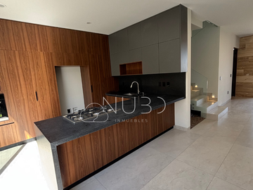 CASA EN VENTA 4 RECÁMARAS UNA EN PLANTA BAJA  EN LOMAS DEL MOLINO