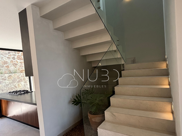 CASA EN VENTA 4 RECÁMARAS UNA EN PLANTA BAJA  EN LOMAS DEL MOLINO