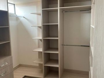 CASA EN VENTA EN PUERTA DEL SOL!