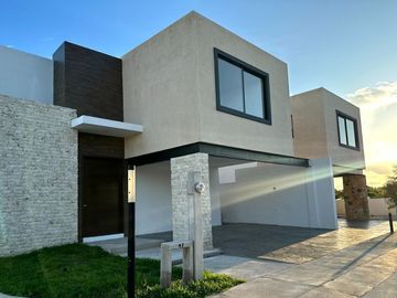Casa de 4 habitaciones en venta en Privada residencial Zentura Cholul Mérida