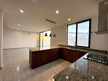 Casa de 4 habitaciones en venta en Privada residencial Zentura Cholul Mérida
