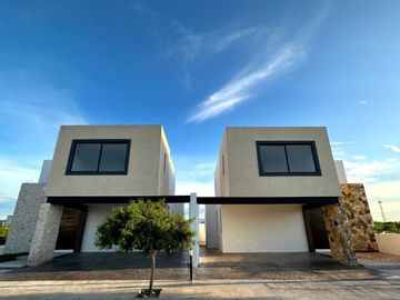 Casa de 4 habitaciones en venta en Privada residencial Zentura Cholul Mérida