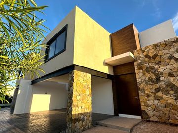 Casa de 4 habitaciones en venta en Privada residencial Zentura Cholul Mérida