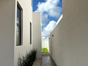 Casa de 4 habitaciones en venta en Privada residencial Zentura Cholul Mérida