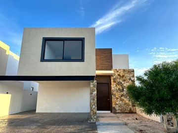 Casa de 4 habitaciones en venta en Privada residencial Zentura Cholul Mérida