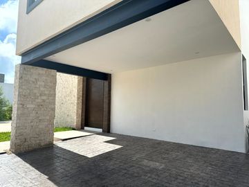 Casa de 4 habitaciones en venta en Privada residencial Zentura Cholul Mérida