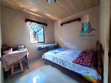 VENDO CASA DE 5 HABITACIONES DE ESQUINA