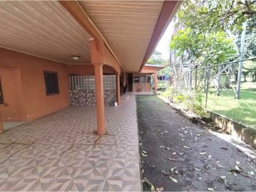 VENDO CASA DE 5 HABITACIONES DE ESQUINA